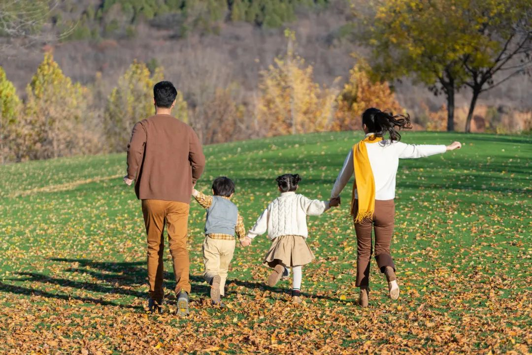家庭教育的三个阶段：陪伴、教练、尊重